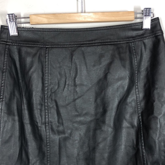Express black faux leather mini skirt size 6 - Picture 6 of 9